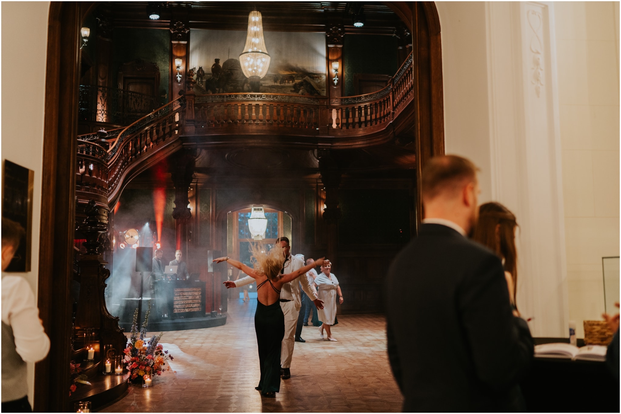 Energetyczny moment z wesela - goście tańczą i skaczą z radości w Pałacu Goetz