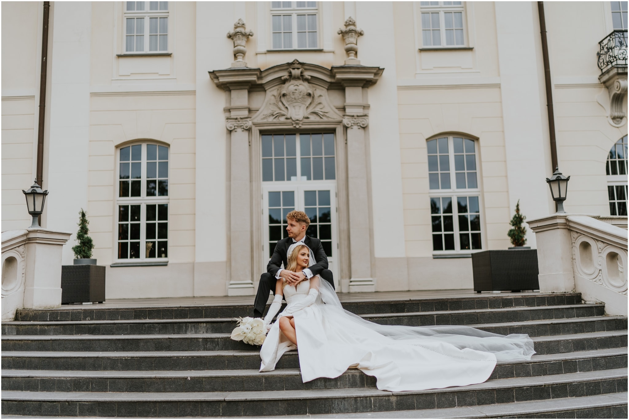 Romantyczna fotografia z sesji ślubnej Aleksandry i Piotra w Pałacu Goetz